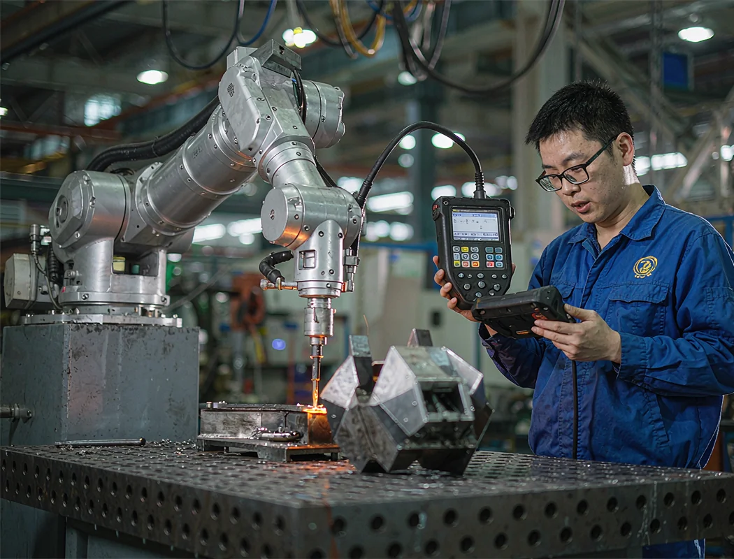 调试工程师持示教器为弧焊机器人编程示教